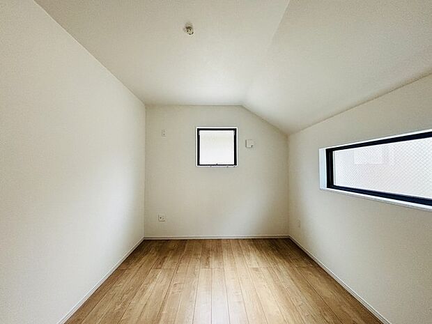 どんな家具にでも相性が良い清潔感ある白色調のクロスを採用。主張しすぎない配色、耐久性にも優れた床材は日々のメンテナンスも楽に、快適に過ごして頂けるよう考えられています。