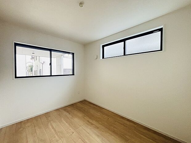 大きな開口部から明るい光が差し込む、日中の室内の明るさがこの部屋の魅力です。