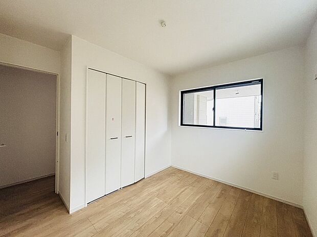 広々収納で、仕事着、普段着をまとめて収納できます。