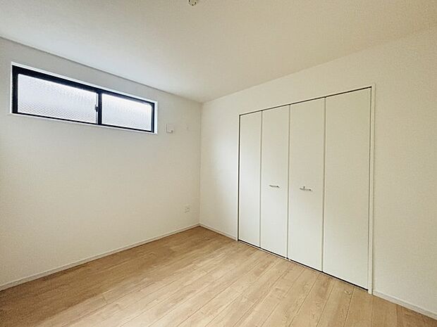 どんな家具にでも相性が良い清潔感ある白色調のクロスを採用。主張しすぎない配色、耐久性にも優れた床材は日々のメンテナンスも楽に、快適に過ごして頂けるよう考えられています。