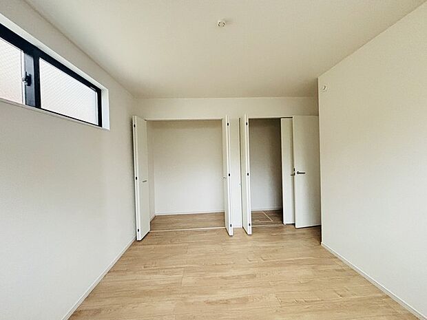 広々収納で、仕事着、普段着をまとめて収納できます。