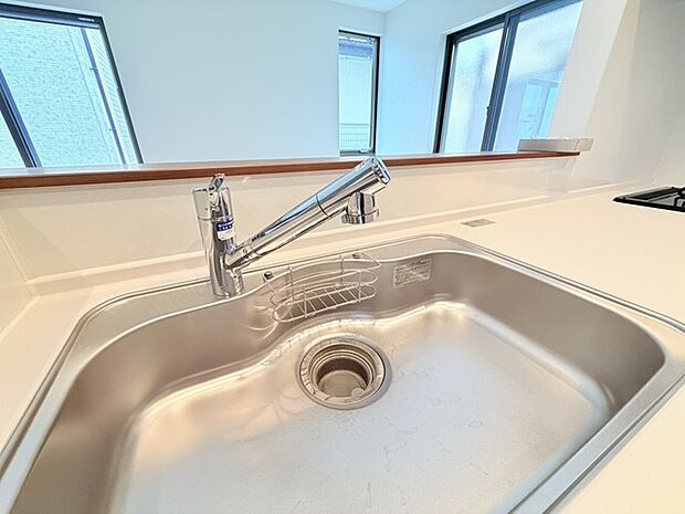 時短に活躍する食器洗浄機や一杯の水も楽しめる浄水器があるシステムキッチン。