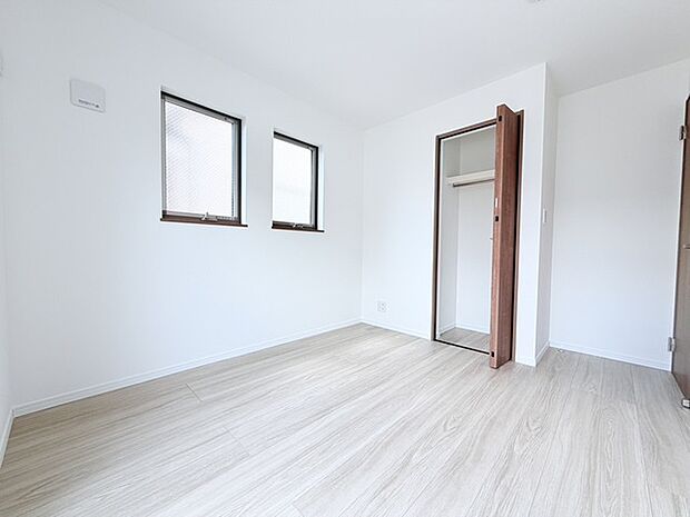 衣類の整理整頓に嬉しいクローゼット付きのお部屋。お子様のお部屋としても便利です。