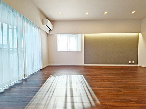 大きな開口部から明るい光が差し込むリビング。日中の室内の明るさがこの部屋の魅力です。