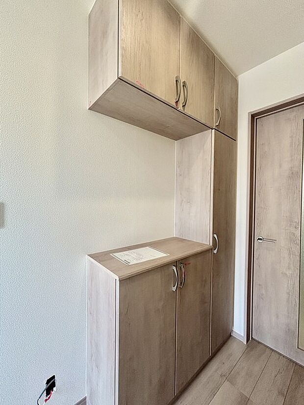 明るく開放的な玄関、靴の脱ぎ履きもしやすく、収納も豊富でご家族皆様の靴をスッキリ収納できます。 