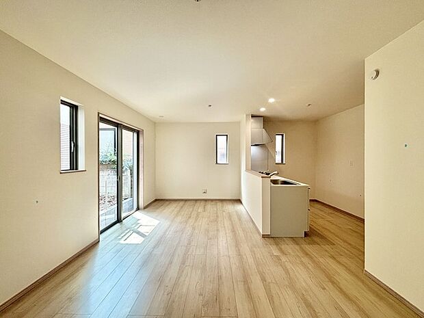 家族が一番集まる場所だから広々としつつも素敵な空間であって欲しい。皆がくつろぐリビングからキッチンまでが一つに繋がる空間。 