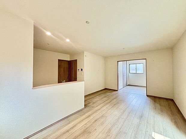 家族団欒のリビング。陽光差し込む食卓には家族の会話とスマイルが溢れます。いつまでもここで食卓を囲みたくなる、そう感じさせてくれるスペース。 