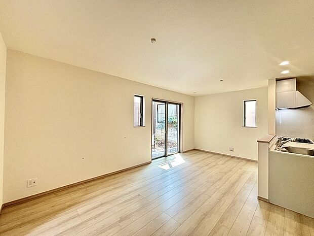 家族や友人、両親、親戚とこれから沢山の時間を紡ぐのだろう。そこを彩るのは窓から見える青い空、心地よい緑。そんなイメージが膨らむリビングスペース。 