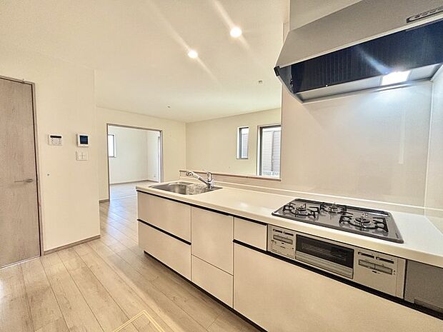 キッチンはオープンカフェスタイルだからリビングとの一体感はバッチリ。毎日のお料理時間も楽しくなりそうです。 