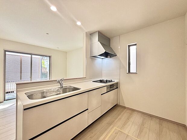 キッチンはオープンカフェスタイルだからリビングとの一体感はバッチリ。毎日のお料理時間も楽しくなりそうです。 