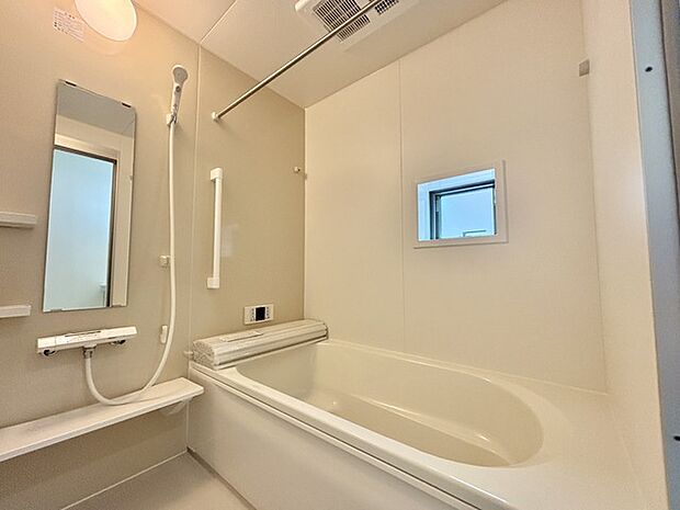 1日の疲れを取るゆとりある浴室です。 