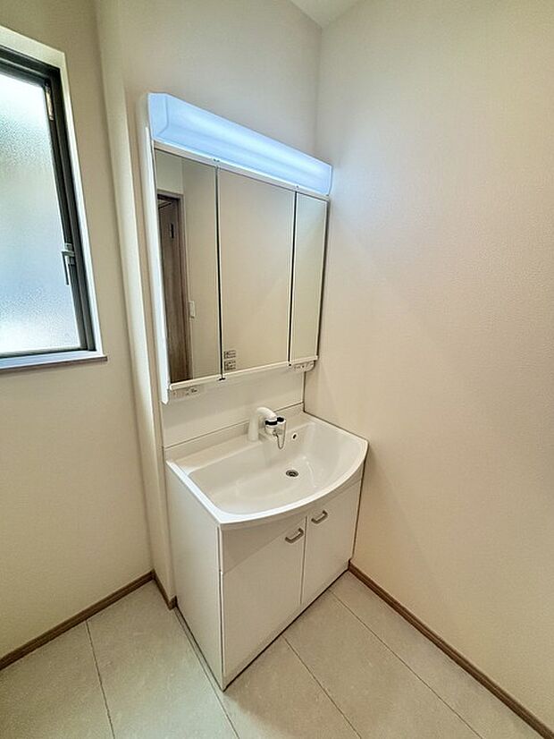 お出かけ前の身だしなみに一歩差がつく三面鏡。ミラー裏にはたっぷり収納もございます。 