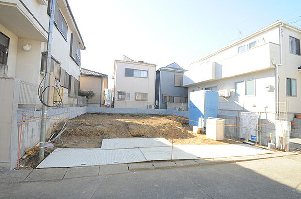 戸建てが立ち並ぶ静かな住宅街。四季折々の移り変わりを感じながら自然と楽しみ、暮らす、そんな毎日を日々の中で感じられる住環境