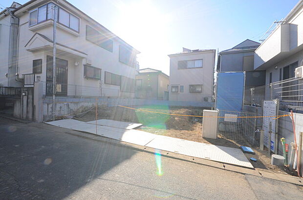 戸建てが立ち並ぶ静かな住宅街。四季折々の移り変わりを感じながら自然と楽しみ、暮らす、そんな毎日を日々の中で感じられる住環境 