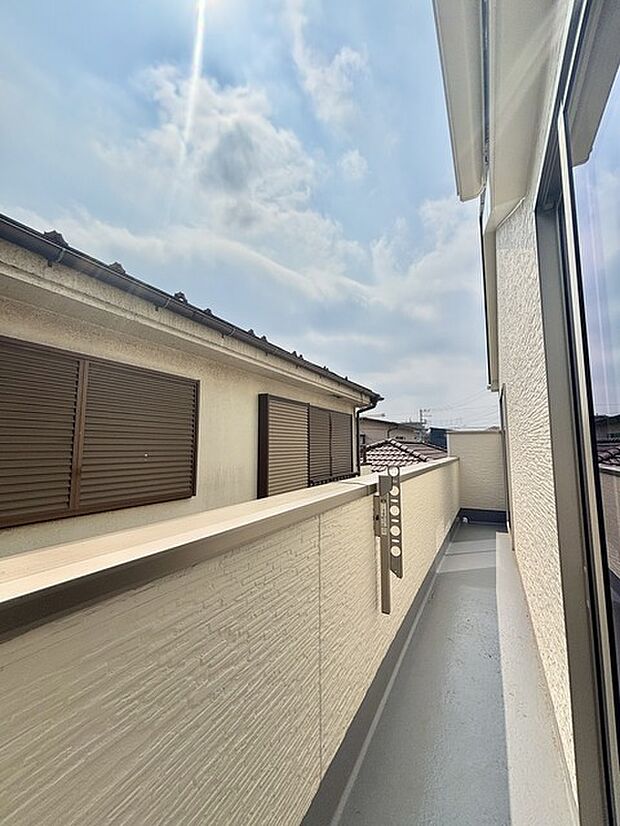 陽ざしが差込む明るいバルコニー。奥行きのあるバルコニーはお洗濯時に助かります。 