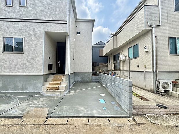 セカンドカーや来客時にも便利なカースペース2台分ございます。 