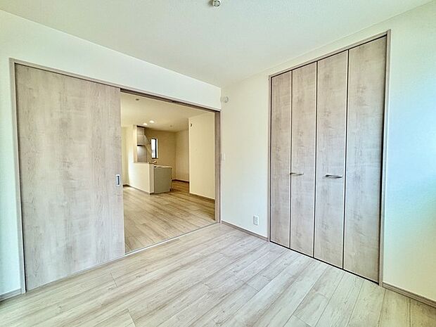 扉を開放するとLDKと洋室を一体利用できる空間！扉を閉めると独立した空間としても活用できます。 