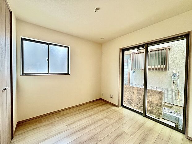 扉を開放するとLDKと洋室を一体利用できる空間！扉を閉めると独立した空間としても活用できます。 