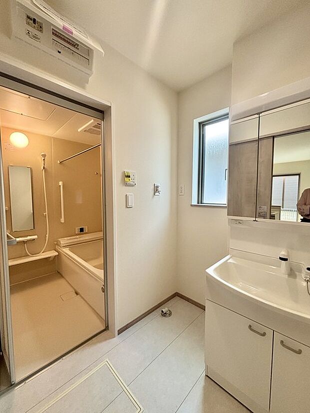 ゆとりの洗面スペースで朝の身支度もスムーズに行えます。 