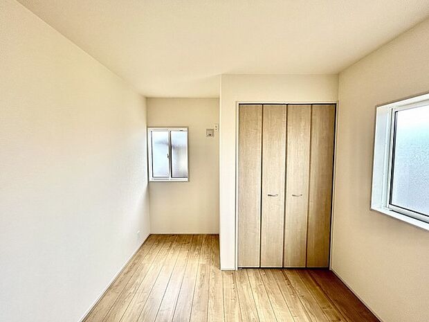 衣類の整理整頓に嬉しいクローゼット付きのお部屋。お子様のお部屋としても便利です。 