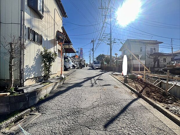 南道路に面しており日中もたくさんの陽が入ります。風通りや周辺環境など実際に現地にてご確認ください。 
