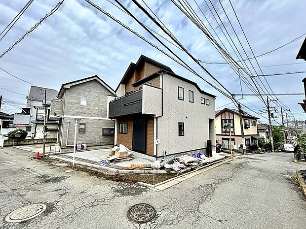 東南角地で明るく解放感のある立地