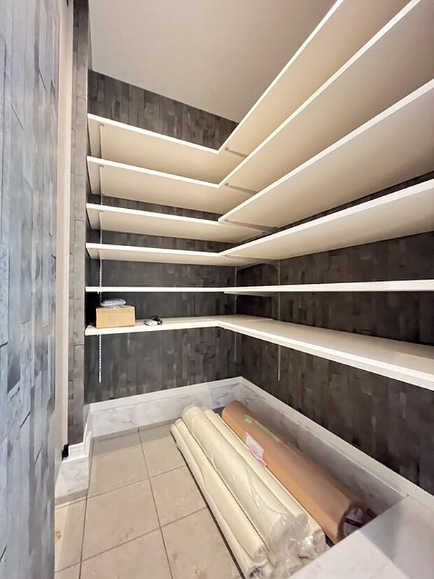 土間収納付きでベビーカーやゴルフバック、お子様のおもちゃもスッキリ収納できます。