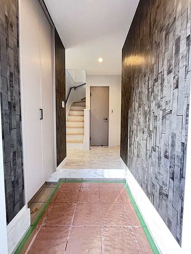 明るく開放的な玄関、靴の脱ぎ履きもしやすく、2WAYの土間収納でご家族皆様の靴をスッキリ収納できます。 