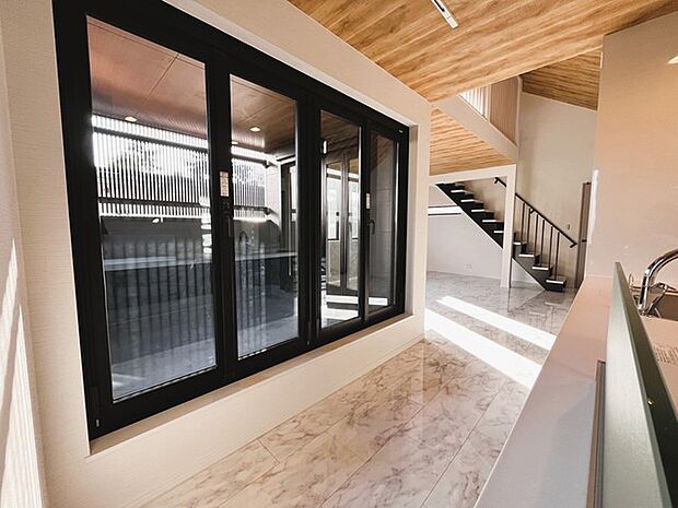 キッチンカウンターの目の前にあるインナーバルコニーは、プライベート空間として色々と使えます。