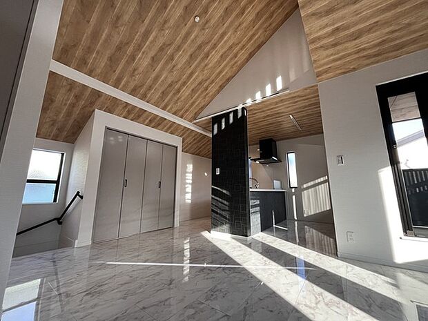 家族の集うリビングには色々な方向から光が差し込む設計に。家族のコミュニケーションが弾むスポットだから明るい雰囲気であってほしい。