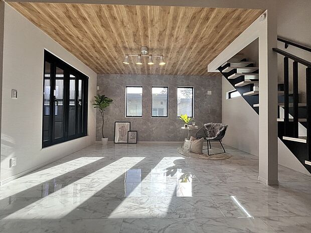 広々とした空間に、自然な光が優しく降り注ぎます 家具は価格に含みません