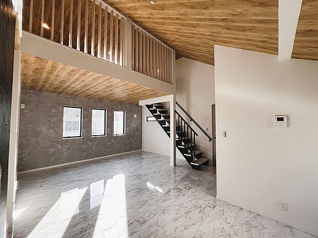 リビングの上には広々ロフトがあります。来客時のベッドルームとしても使えて便利です。