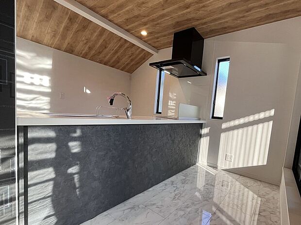 ペニンシュラタイプのキッチンはオープンカフェスタイルだからリビングとの一体感はバッチリ。毎日のお料理時間も楽しくなりそうです。