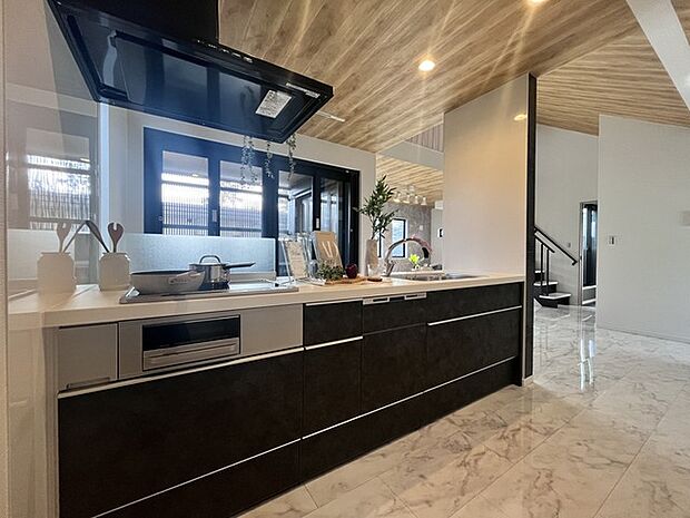 温かみある木目天井と、洗練されたキッチン空間の調和