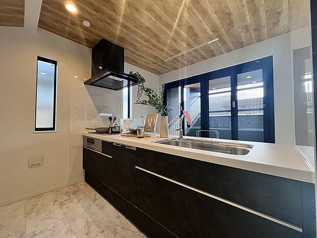 窓からの光が心地よい、明るく広々としたキッチン 