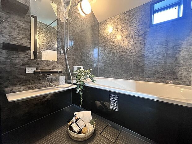 落ち着いた色合いと、ゆったりとした浴槽が、くつろぎのひとときを深めます