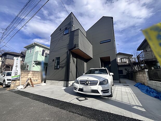 モダンな外観が印象的な、洗練された邸宅