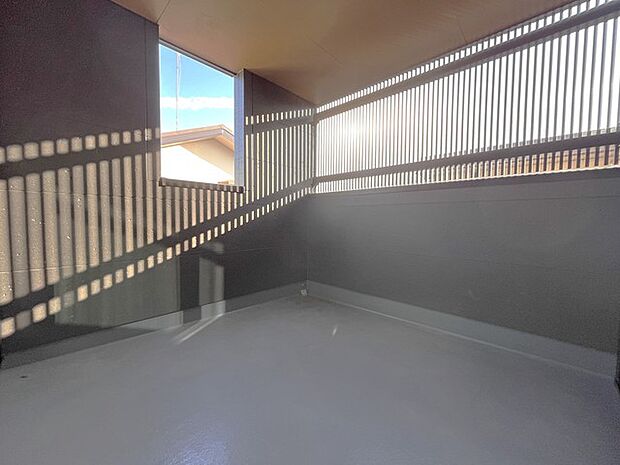 キッチン、リビングから出入りができるインナーバルコニー。暑い夏や雨などの悪天候でも洗濯物が干せて安心です。