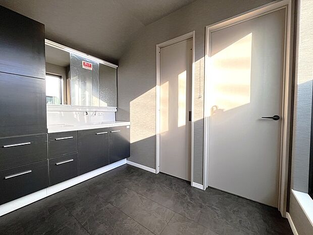 ワイドの3面鏡と豊富な収納のある洗面脱衣室。ゆとりの洗面スペースで朝の身支度もスムーズに行えます。 