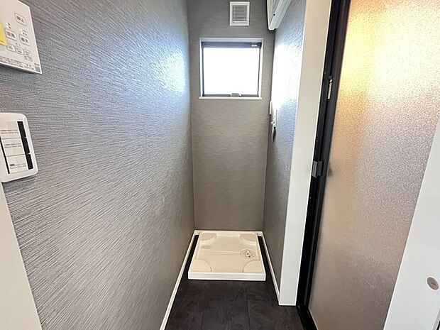 窓と洗濯パンがあることで換気もしやすく清潔感のある空間を保てます。