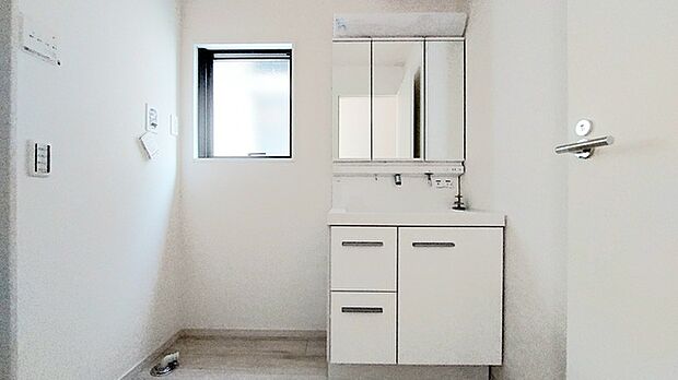 お出かけ前の身だしなみに一歩差がつく三面鏡。ミラー裏にはたっぷり収納もございます。