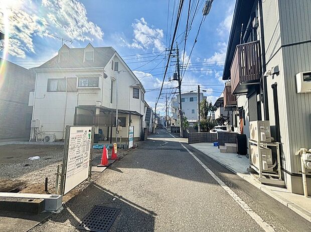 前面道路は車通りは少ないです。