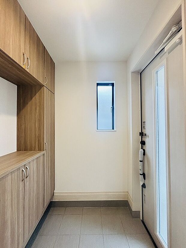 明るく開放的な玄関、靴の脱ぎ履きもしやすく、収納も豊富でご家族皆様の靴をスッキリ収納できます。 