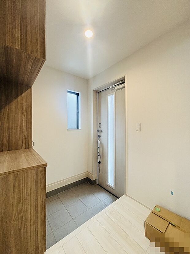 気持ちよくご家族やゲストを送迎できるスタイリッシュでスッキリとした玄関です。 