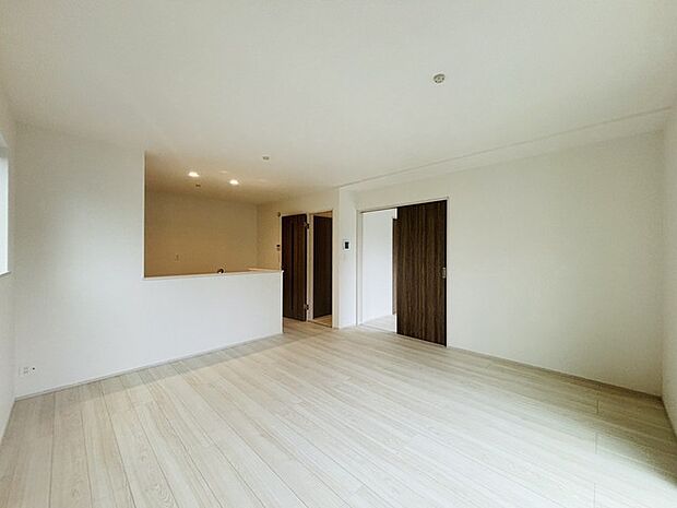 どんな家具にでも相性が良い清潔感ある白色調のクロスを採用。主張しすぎない配色、耐久性にも優れた床材は日々のメンテナンスも楽に、快適に過ごして頂けるよう考えられています。 