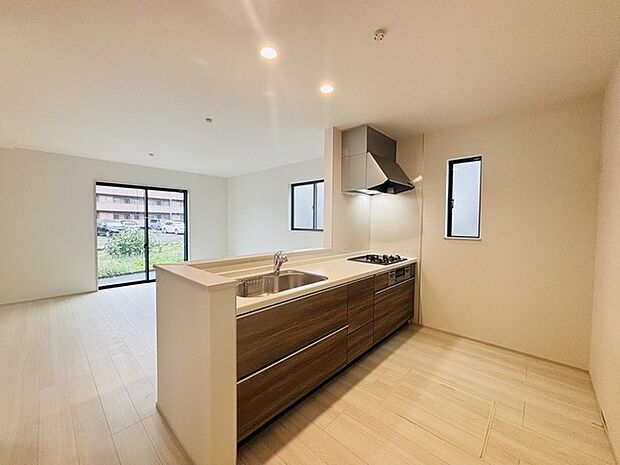 リビングにいる家族の顔が見渡せるカウンターキッチン。お料理もより一層おいしく、楽しく。食器棚を背面に設置しても十分な広さを確保しています。