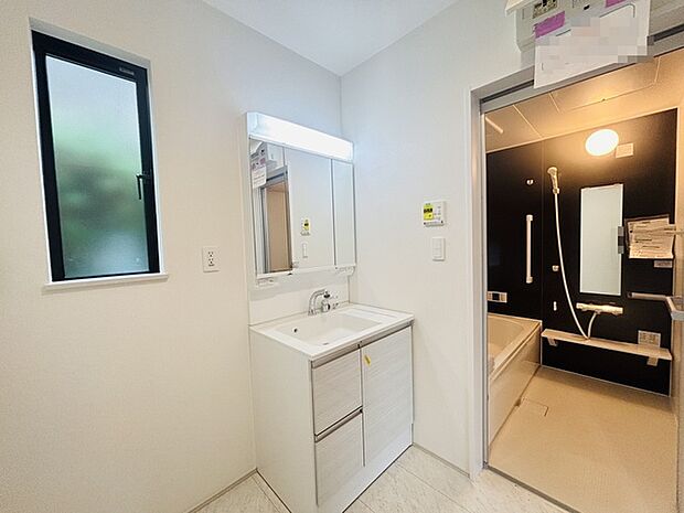 お出かけ前の身だしなみに一歩差がつく三面鏡。ミラー裏にはたっぷり収納もございます。