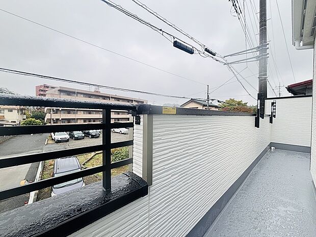 広めのバルコニーは風通しも良くお洗濯物もしっかりと干すことができます!