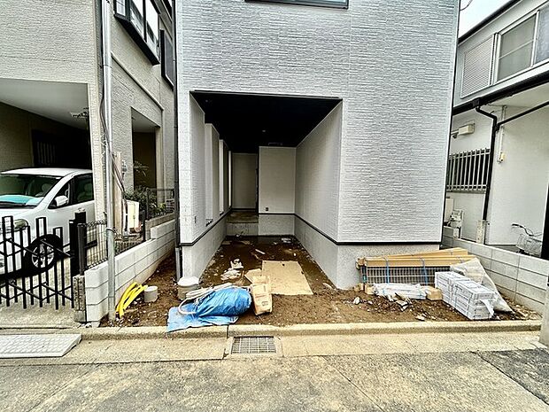 車通りは少ない住宅街の為、焦らずゆっくりと駐車可能です。