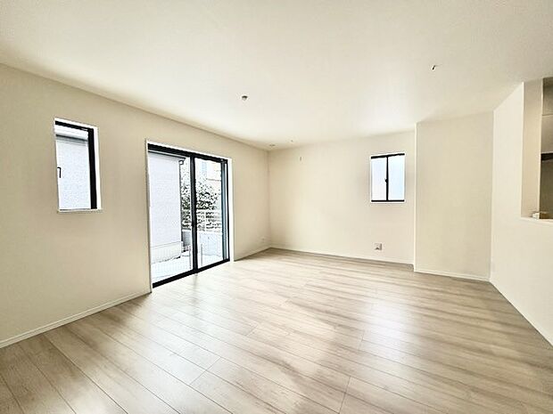 家族や友人、両親、親戚とこれから沢山の時間を紡ぐのだろう。そこを彩るのは窓から見える青い空、心地よい緑。そんなイメージが膨らむリビングスペース。 